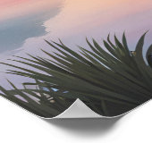 夜明けの囁き – 森の上の穏やかな日の出 ポスター (角)