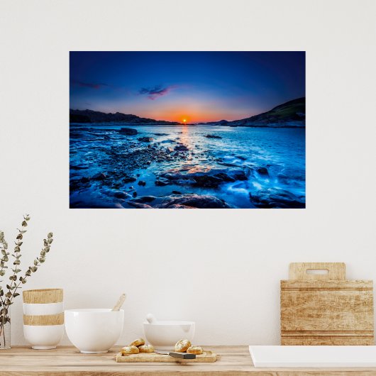 夜明けの海岸の地平線の上の日の出 ポスター (キッチン)