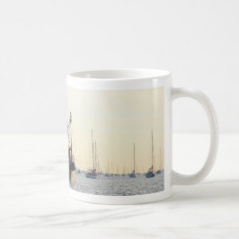 夜明けの漁船の平和と豊かさ コーヒーマグカップ