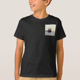 夜明けの漁船の平和と豊かさ Tシャツ