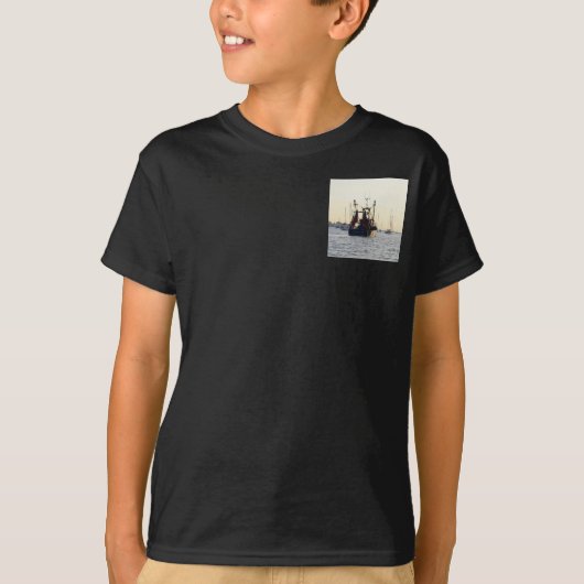 夜明けの漁船の平和と豊かさ Tシャツ (正面)