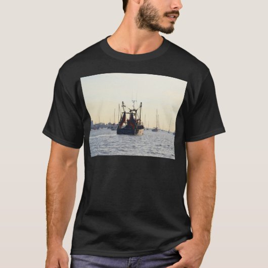 夜明けの漁船平和と豊かさ Tシャツ (正面)
