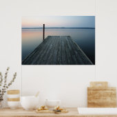 夜明け時の穏やかな水に波止場 ポスター (キッチン)