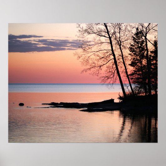 夜明け16x20の湖に木々がある湖の地平線 ポスター (正面)