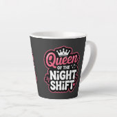 夜班女王のユーモアたっぷりピンクナースクラウン カフェラテマグ (右アングル)
