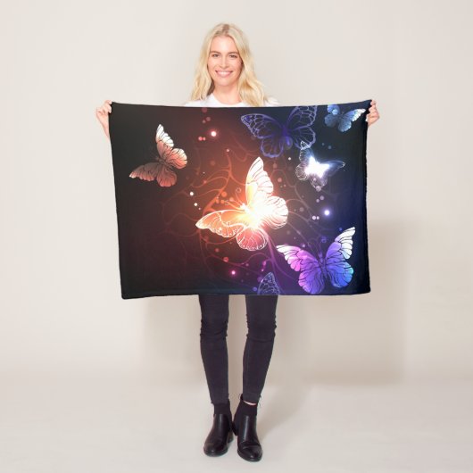 夜白熱［赤熱］光を放つ蝶 フリースブランケット (インサイチュ)