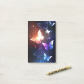 夜白熱［赤熱］光を放つ蝶 ポストイット (デスク上)