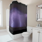 夜砂漠の雷雨の紫色の稲妻 シャワーカーテン (インサイチュ)
