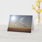 夜空と飛んでいる満月の白いコウノトリ カード (黄色い花)