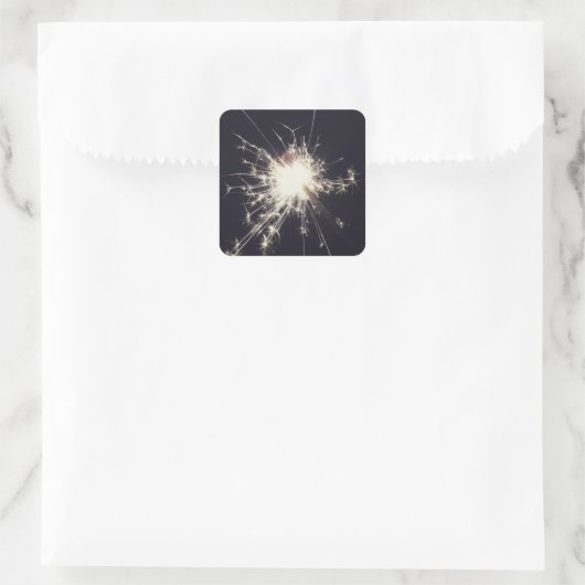 夜空に花火のスパークラーがきらきらと光る スクエアシール (バッグ)