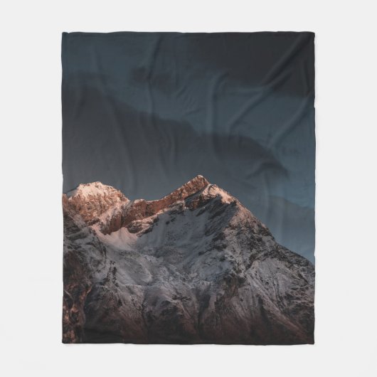 夜空に雪が積もった山 フリースブランケット (正面)