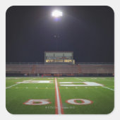 夜間のライトアップされたアメリカンフットボール場 スクエアシール (正面)