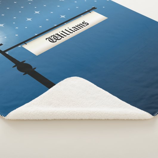 夜間の古いランプのポストと家族の名前の署名 シェルパブランケット (3/4)