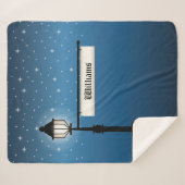 夜間の古いランプのポストと家族の名前の署名 シェルパブランケット (正面(横))