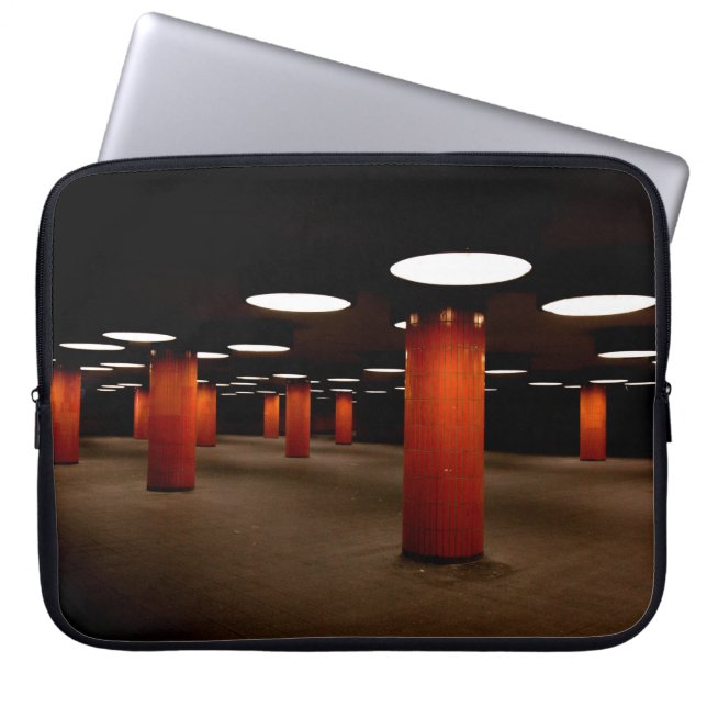 夜間の天井灯の下の赤柱 ラップトップスリーブ (正面)