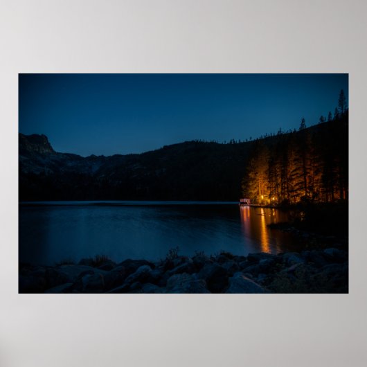 夜間の青い湖に茶色の木製波止場 ポスター (正面)