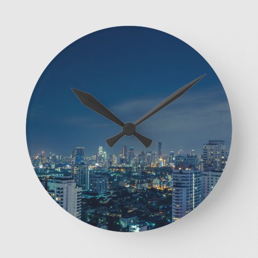 夜間パノラマのバンコクのスカイライン ラウンド壁時計 (正面)