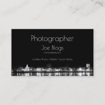 夜間ライトアップされた都市