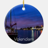 夜間ライトアップされたVolendam港 セラミックオーナメント (裏面)