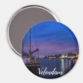 夜間ライトアップされたVolendam港 マグネット (正面/裏面)