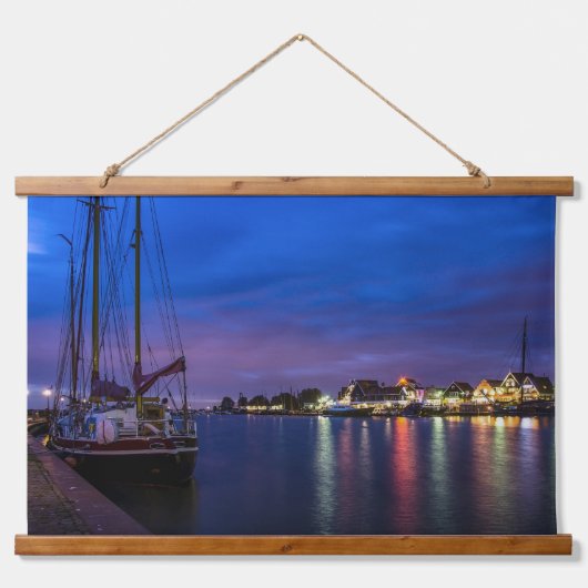 夜間ライトアップされたVolendam港 吊り下げ型タペストリー (正面)