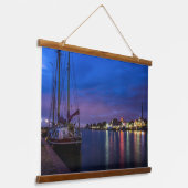 夜間ライトアップされたVolendam港 吊り下げ型タペストリー (傾斜あり)