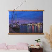 夜間ライトアップされたVolendam港 吊り下げ型タペストリー (寝室)