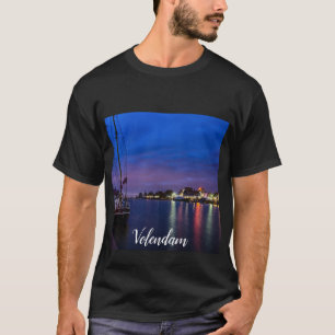 夜間ライトアップされたVolendam港 Tシャツ