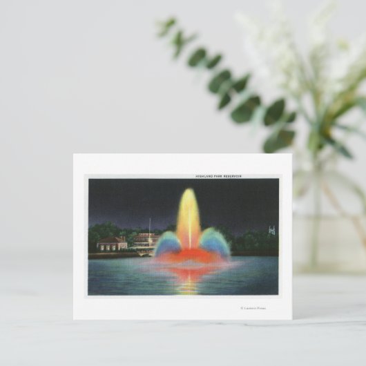 夜間ライトアップされるハイランドパーク貯水池 ポストカード (スタンド正面)