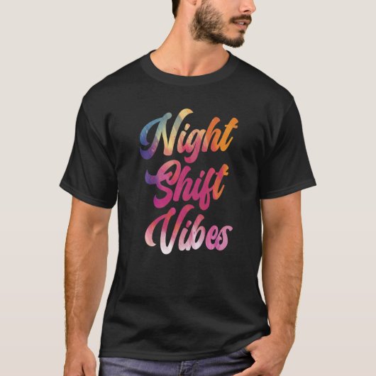 夜間勤務手当Vibes墓地シフト勤務者従業員 Tシャツ (正面)