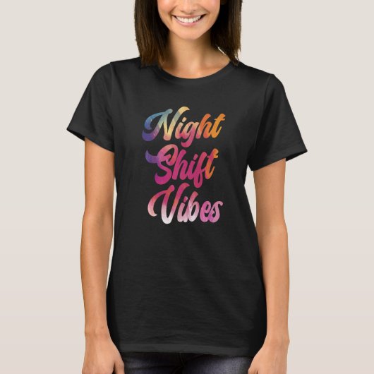夜間勤務手当Vibes墓地シフト勤務者従業員 Tシャツ (正面)