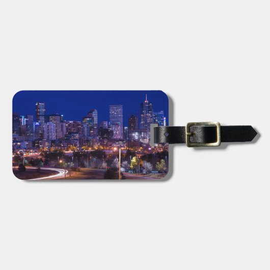 夜-コロラド州のデンバーのスカイライン ラゲッジタグ (正面横)