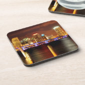 夜、フロリダのマイアミのスカイライン コースター (左側)