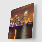 夜、フロリダのマイアミのスカイライン スクエア壁時計 (傾斜)