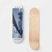 夜、NYCのマンハッタン橋そしてスカイライン スケートボード (正面)