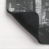 夜B&W、高い眺めの都市建物 マウスパッド (コーナー)