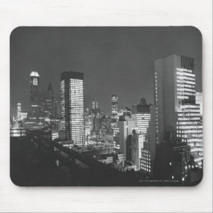 夜B&W、高い眺めの都市建物 マウスパッド