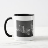 夜B&W、高い眺めの都市建物 マグカップ (左)
