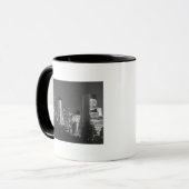 夜B&W、高い眺めの都市建物 マグカップ (正面左)