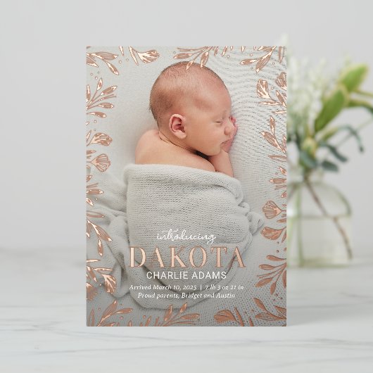 夢のような葉のフォイルモダンベビー誕生のお知らせ 箔シーズンカード (立ち正面)