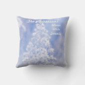 夢のような雪の白いクリスマスの松の木の谷 クッション (裏面)