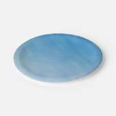 夢のような雲が広がる、美しいソフトブルーの空 ペーパープレート (アングル)