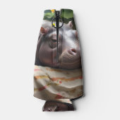 **「夢のバスケット：ベビーヒッポの居心地の良い昼寝」** ボトルクーラー (裏面)