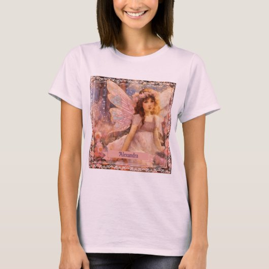 夢のピンクの花園に佇むファンタジーな妖精 Tシャツ (正面)