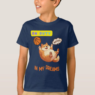 夢の中で任務に就くバスケットボール・ドッグのかわいい子供Tシャツ Tシャツ