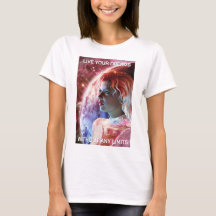 夢を生きよう。宇宙の中の美しい女性
