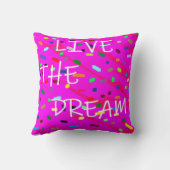 夢を生きろ ピンクの白い小さな文字 言葉が素晴らしい クッション (裏面)