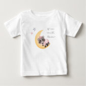 夢を見る月のアライグマの女の子の赤ちゃんシャワー ベビーTシャツ (正面)