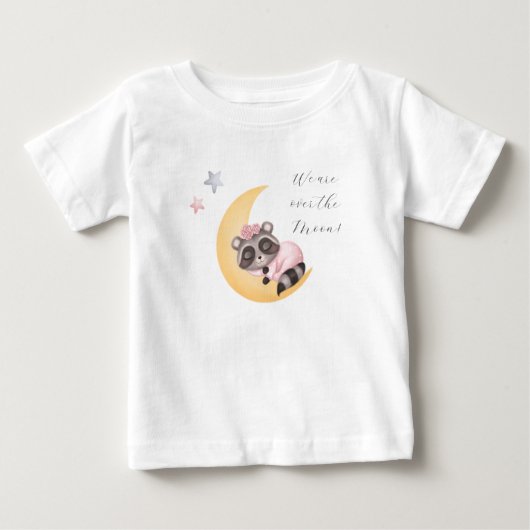 夢を見る月のアライグマの女の子の赤ちゃんシャワー ベビーTシャツ (正面)