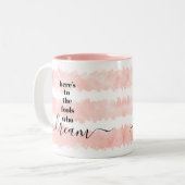 夢を見る者ストライプにピンクの水色の花を贈る ツートーンマグカップ (正面左)